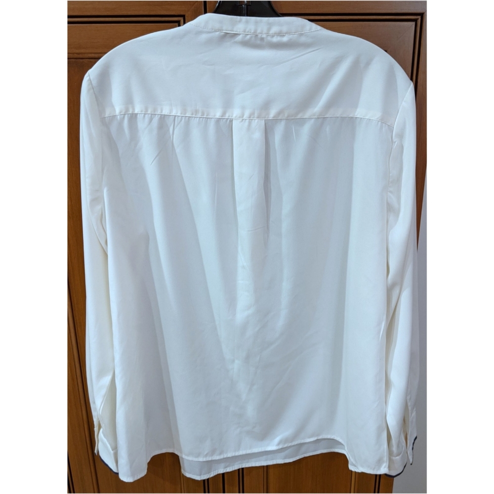 Creme Navy Accent Banana Republic blouse shirt - Picture 3 of 5